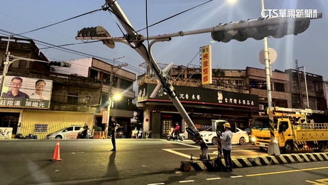 貨車轉彎疑未注意高度　「扯電線折彎號誌桿」得賠了