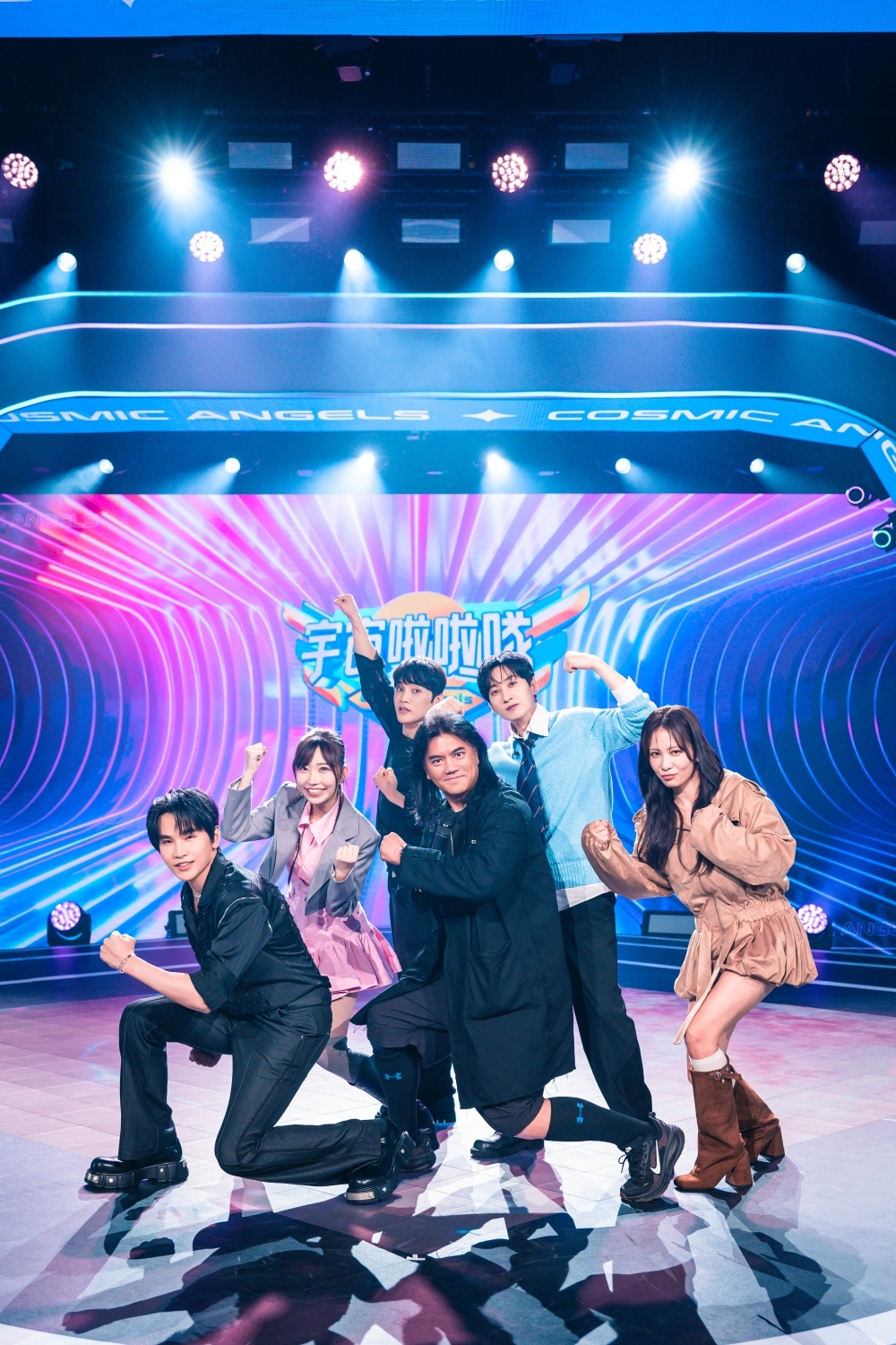 03 緯來原創《宇宙啦啦隊》左起MC兼評審牛奶、輔導員麻由、評審崔榮晙老師、製作人B2、MC銀赫、評審金智湖老師