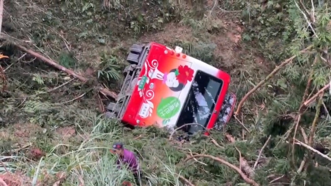 杉林溪接駁車墜谷！　66歲男傷重不治、7人輕傷送醫 | 華視新聞