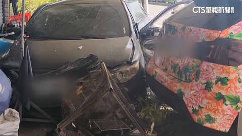 驚傳「爆炸聲」！　轎車偏離車道...先撞路邊車再撞民宅