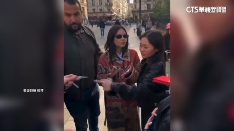 Jennie逛巴黎遭圍堵　無奈喊「壓力大」仍簽名