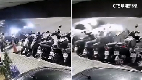 轎車掃倒路邊機車！　同地撞2次　網友：複製貼上？