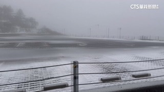 冷氣團來襲！合歡山早晨下雪.霰　松雪樓蓋白紗