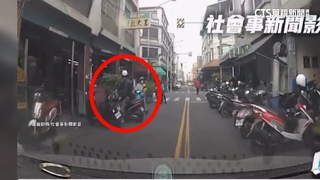 兩排機車「離譜違停」　汽車被迫行駛中線　發生碰撞