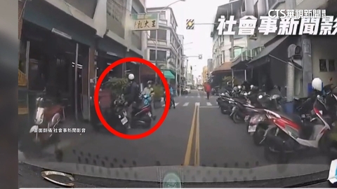 【台語新聞】兩排機車「離譜違停」　汽車被迫行駛中線　發生碰撞
