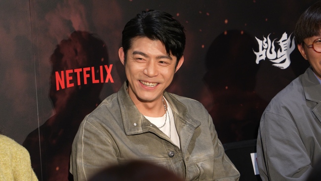 與謝欣穎共撐傘傳復合？　王柏傑被問「台韓大戰跟誰一起看」回應了 | 華視新聞