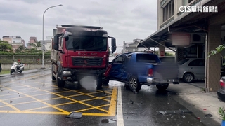砰！　直行大貨車碰撞左轉皮卡　民宅鐵門.2車遭波及
