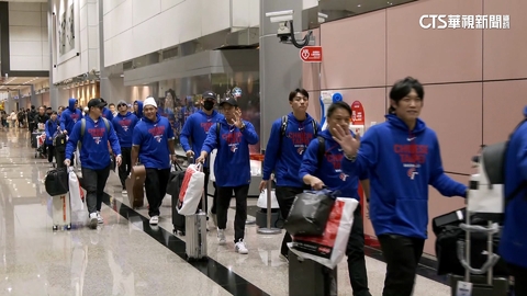 台灣英雄回來了！　球迷守候桃機迎接喊：Team Taiwan