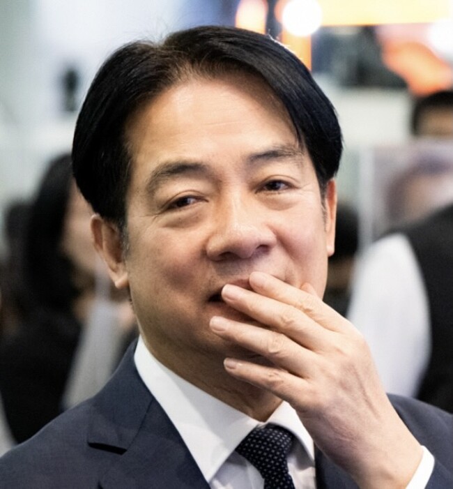 夢到被總統告白「親中親美間選擇親你」嚇醒　本人曬嬌羞照回應引4萬人讚 | 華視新聞