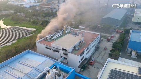 台南柳營工廠火災！「大量氯化銨」竄濃煙　5人逃出