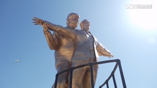 華府惡搞裝置藝術　川普抱艾普斯坦重現「鐵達尼號」