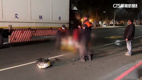 機車疑闖燈與大貨車相撞　騎士無呼吸心跳送醫搶救