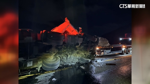 連環車禍！　翻覆滑行撞對向　3曳引車連撞釀2傷