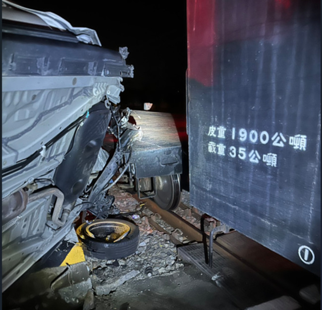 小客車闖平交道撞火車！疑「台鐵高官」翹班肇事　台鐵證實：已調離現職 | 華視新聞