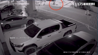 機車撞倒靈堂棚架　險衝進告別式會場.喪家傻眼