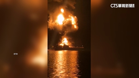 兩艘油輪駛經波斯灣　遭伊朗無人艇攻擊起火