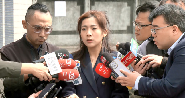 曝政院召集軍方開「機密會議」　徐巧芯：卓揆包機應屬公務 | 華視新聞