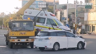 救護車執勤路口遭攔腰撞　駕駛：沒聽到鳴笛聲