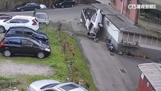 過彎失控撞3車！小貨車四輪朝天　肇禍車「飛掛民宅」