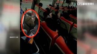 太危險！　搭快速公車無座位　乘客蹲樓梯「坐上國道」