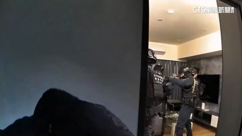 擁槍通緝犯藏租處意欲火拚！　特警「震撼彈」破門攻堅