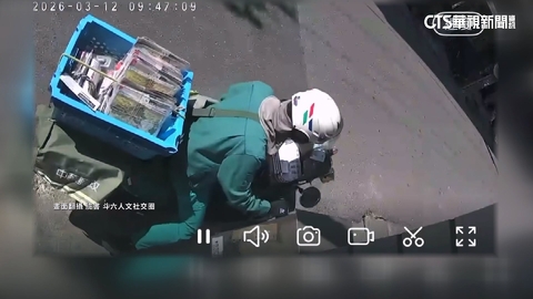 信件長翅膀？　投進郵箱下一秒..竟飛回郵差車上