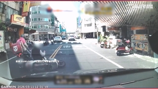 危險！「讓童站踏板」又違規迴轉被撞　童成肉墊遭夾