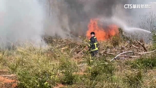 龍井火燒山緊鄰透天厝！　「快燒到家門口」急灌救
