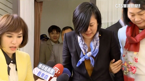 韓國瑜送暖喊「媽祖保佑」！　李貞秀感動淚灑議場