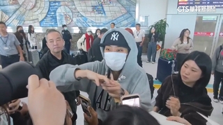 HIGHLIGHT.李泳知抵高雄小港機場　歌迷嗨翻要簽名