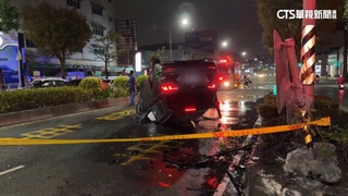 駕駛自撞翻覆起火燃燒棄車逃逸　酒測值超標遭逮