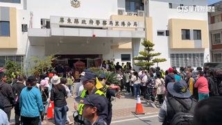 「粉紅超跑」駐駕里港分局　人潮包圍警局.警幫過香爐