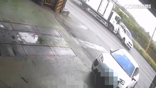 車保養完...倒車開出廠「連兩撞」　網笑：史上最快回頭客