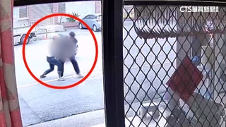 詭男持刀街頭遊蕩！　駕駛行經遭攔車痛毆.手機也被搶