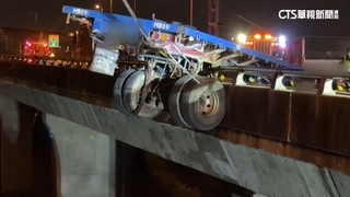 拖板車自撞！車頭悚墜6樓高橋下　24歲駕駛噴飛亡
