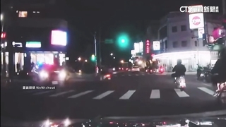 警鳴笛、開警示燈執勤撞機車　騎士噴飛幸無大礙