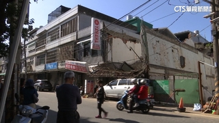 監視器曝！　屋主蓋透天厝　建商施工不慎害鄰屋倒