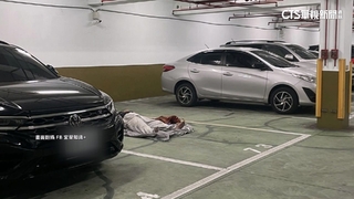 男躺「停車格」呼呼大睡！　　警「急叫起床」.顧及安全勸離