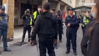 杜告犬疑遭虐離奇成白骨　飼主家遭包圍.砸瓶家屬喊冤