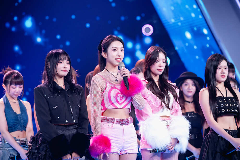 「北醫正妹」吳若湄（中）在演出中揉合創意魔術獲讚