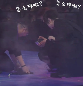 F3唱到深圳站「舞台突冒煙」　　阿信試圖用腳滅火嚇壞粉絲