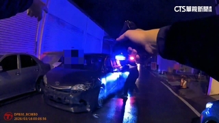 未掛車牌拒檢狂逃撞警車　警開槍破窗逮2男