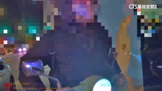 女違規遭攔查撂人嗆聲　警持電擊槍阻嚇自保