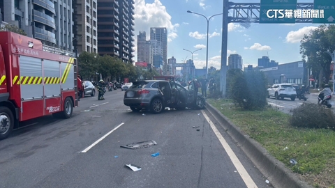 休旅車追撞前車「直衝分隔島」　車體變形駕駛雙腿骨折