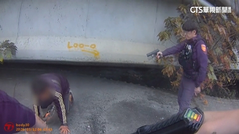 通緝犯窩藏橋下遭警「電擊槍」逼出　再查獲喪屍煙彈