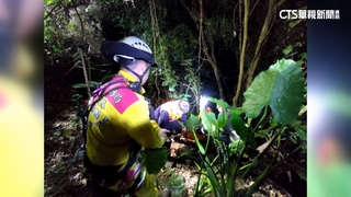 兒涉「加工弒父」遭羈押！　8旬父墜坡亡　現場查獲藥罐