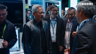 輝達GTC登場！　黃仁勳逛華碩攤位　留親筆簽名