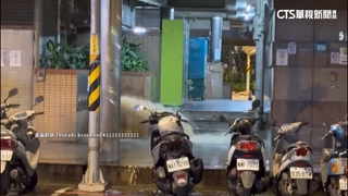 社區門前有噴泉？　人行道變小河「水淹進住家」