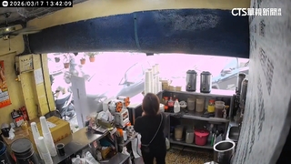 警匪追逐！　嫌失控甩尾險撞進店　員工直擊驚嚇喊要收驚
