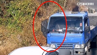 公德心呢？載整車垃圾倒路邊　3人犯行全被錄